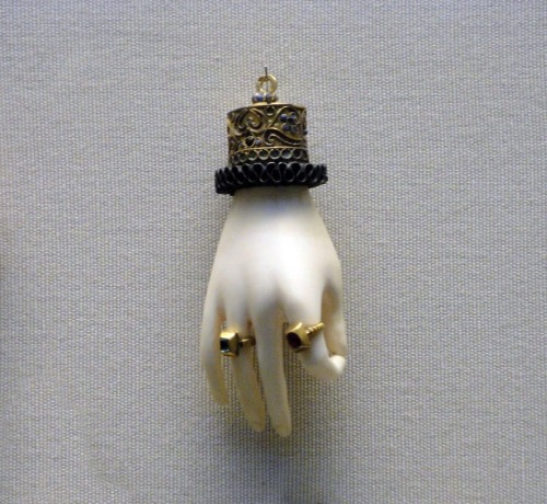 antidizionariodellamoda:HANDS Ivory amulet – Spain – around 1600 (British Museum Collect