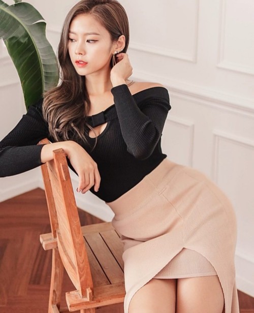 buttface696969:  Some korean flavour to spice up today’s post. Gorgeous woman. Perfect everything!