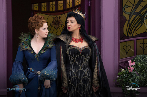 thedisneyhub:Here’s your first look at Amy Adams and Maya Rudolph in Disney’s Disenchanted! See the 