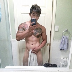 livinglifewithderek:  http://www.jackthreads.com/invite/derekchao