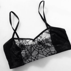 momdadimgaye:  jassminekay:  kittykaiju420:  cultfawn:  Black Widow Bra &amp; Panty Set ่.62  OMFH  I keep seeing so many cute things on here that are selling for a ton of money that I could make for like 5 bucks soo I’m going to start a new “do