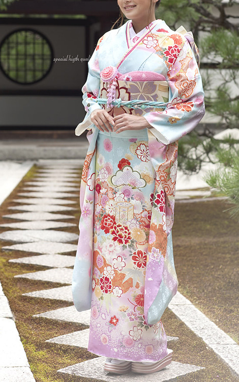 alexandriel:  Can we just take a moment to appreciate how beautiful furisode kimonos are? The details and colour combinations are simply stunning. 