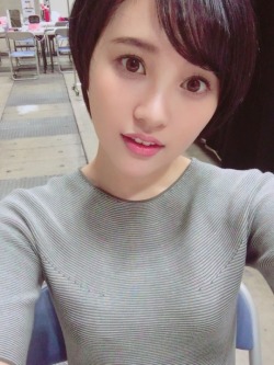 miroku-48:  [Google ] Kodama Haruka   こんばんは。はるっぴです(´∀｀)Good evening. Haruppi here  (´∀｀)  今回10枚目のシングルに選んでいただきました！！I was chosen to be part of HKT’s 10th single!!そして、さっそく撮影をしていした！！And