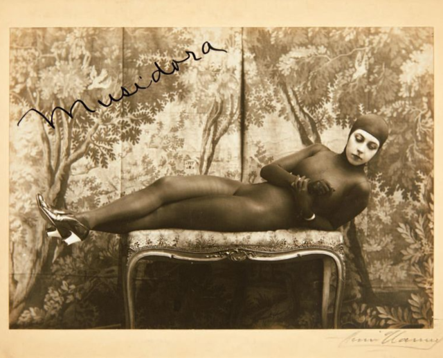 Henri Manuel :: Photographie de Musidora allongée, tirage original monté sur carton avec cachet et signature du photographe 