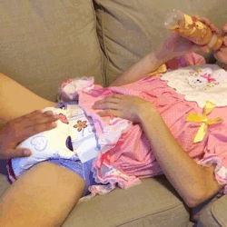 thepizzafox:  diaperking:  morning bottle &amp; diaper rubs from daddy 💖  😍😍😍 