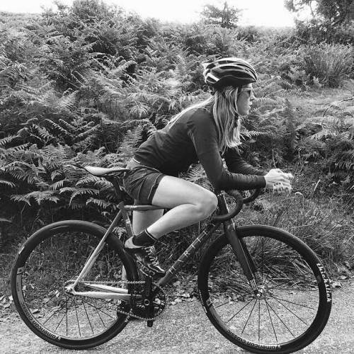 javi-ballestero:I think it’s Julliet Elliott #cyclingkit #womenscycling #fixiegirl #girlbike #girlsg