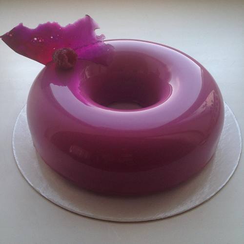 bubblegum-pwussay: sixpenceee:  The above are mirror finish cakes. (Source)  Ive never heard of this amazing   The only time I would want to have a cake and not eat it.