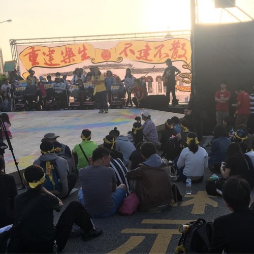 當年只有國小的學生，現在已經大學了。十年，大家還在 #重建樂生 #不建不散（在 總統府前廣場）