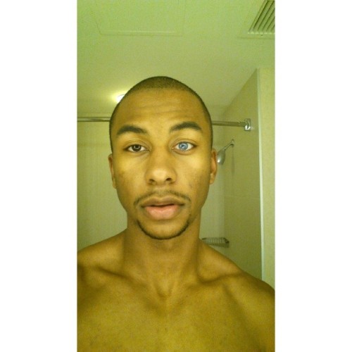 rudegyalchina:atoocsxatoob:donnie-invenit:yes its naturally blue and brown eyesYessFuck that’s so epic !! ❤️❤️❤️