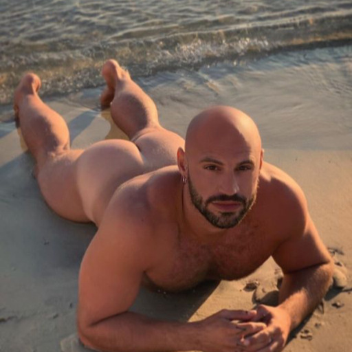 bottombeefhunter:nycanyca:Eric Janicki Cheesy as hell but he’s got a built ass, big pecs, and a hot face so ✅