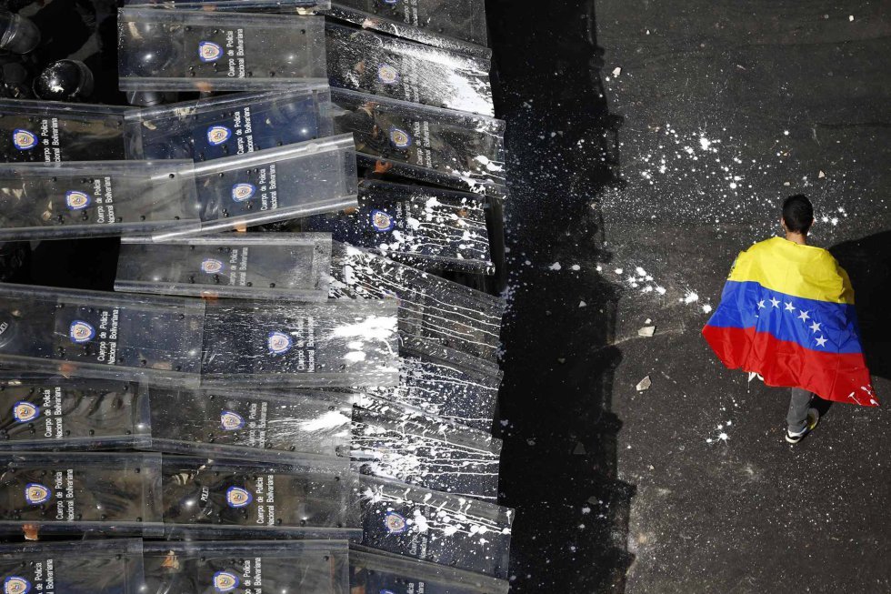 lefilmnoir:  Venezuela’s Riot 12F  PLEASE REBLOG!!! THE MEDIA IN VENEZUELA IS BEING