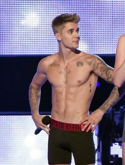 Porn Pics waistbandboy: Justin Bieber strips down to