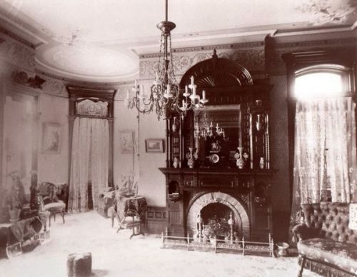dreaming-of-the-1800s - The interior of victorian homes. Photos...