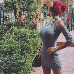 babes-in-dress:  This sweater dress does