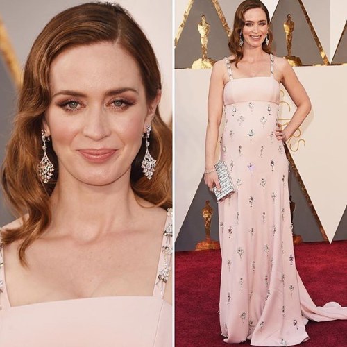 How beautiful is Emily Blunt!!? She’s just glowing on the red carpet! #oscars #emilyblount #ex