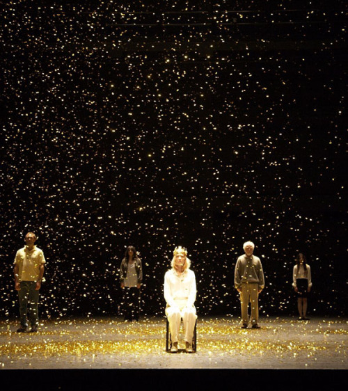 shredsandpatches:  scenicdesign:  “The War of the Roses” Alice Babidge  Starring Cate Blanchett as Richard II :D 