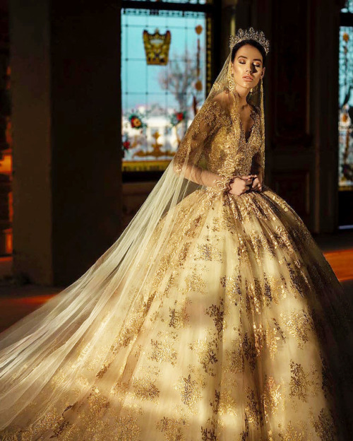 Royal Gold Bridal Ball Gowns (1/?): Parukeri Estetike Merita, BC Linda, Vogue Sposa, Sallon Frida, L