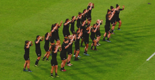 barfy: starwarsolo: New Zealand’s Black Ferns perform their pre-game haka during