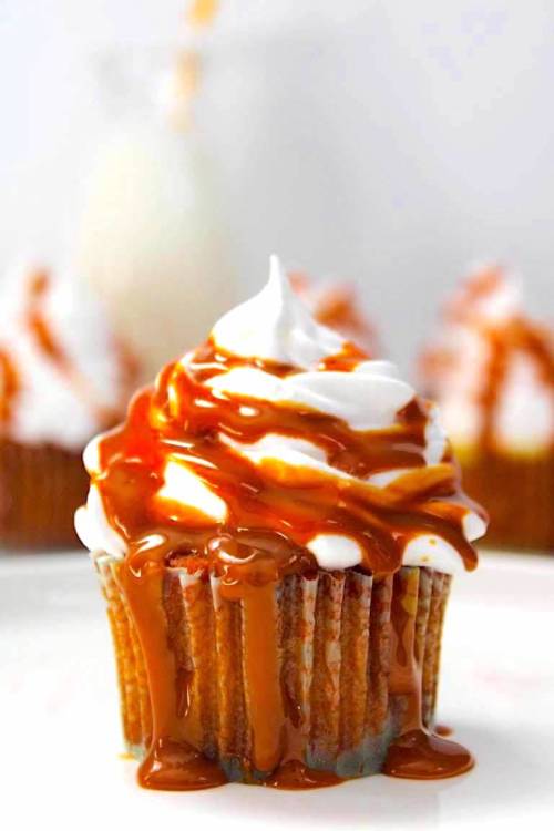 fullcravings:  Dulce de Leche Cupcakes