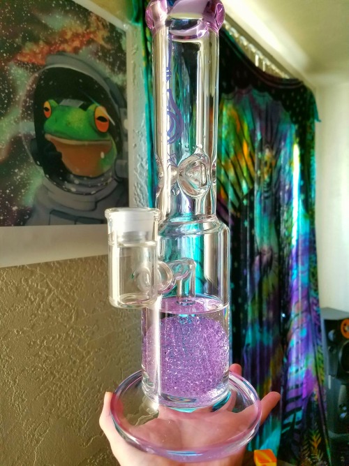 weedstop:doobiedrewbie:New bong ft. space frog in the background. I want the purple one so bad! my p