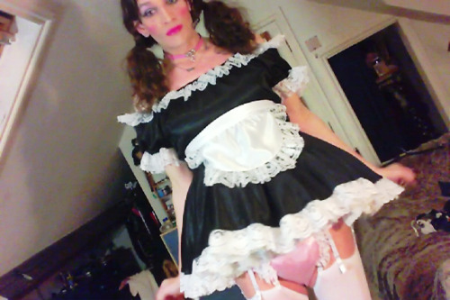 tallulahhh:Does the collar match the …panties? …uniform? French Maid’s uniform from sissypink.com (o