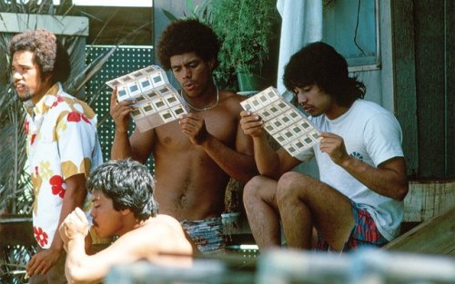 Buttons Kaluhiokalani with his friends in Hawaii / John Jones ph