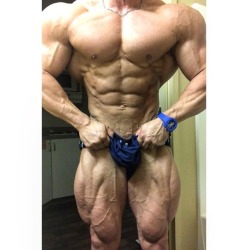 luvmenmuscle:  @regangbodybuilding  ___________