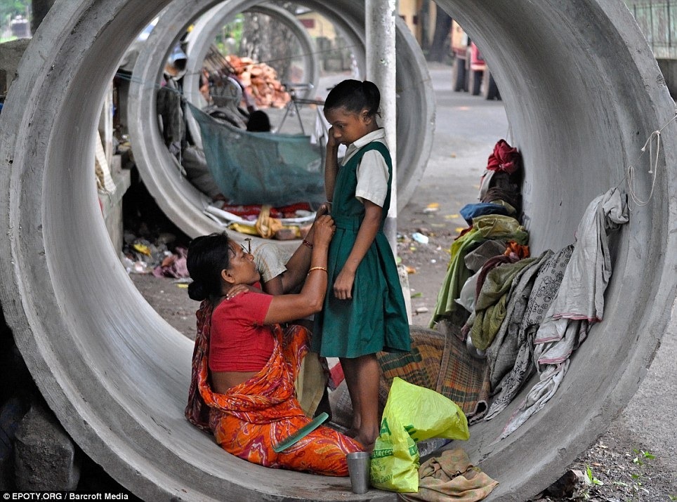 visual-intellect:  goadthings:  Homeless mom prepares her daughter for school, India.