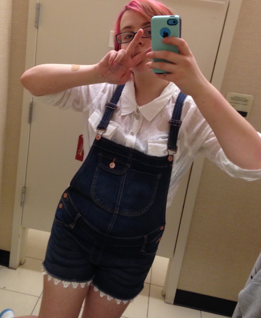 wheredidthefartygo:  emo nerd posts bad selfies from jc penney changing room  Send