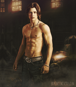 male-celebs-naked:  Leo Howard 2Submit HERE