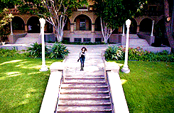 maliagifs:malia + taking the katana to deliver to kira.