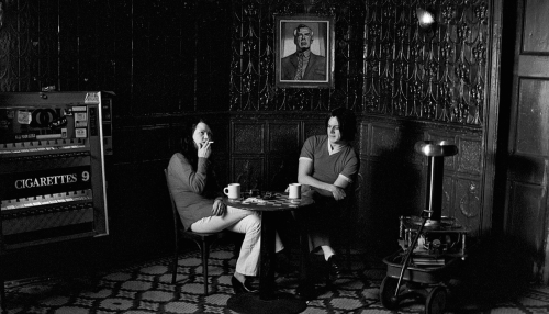 Coffee and Cigarettes , Jim Jarmusch , 2003.