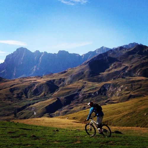 montamigo:  @nangaparblog #pyrenees #mtb #sunn