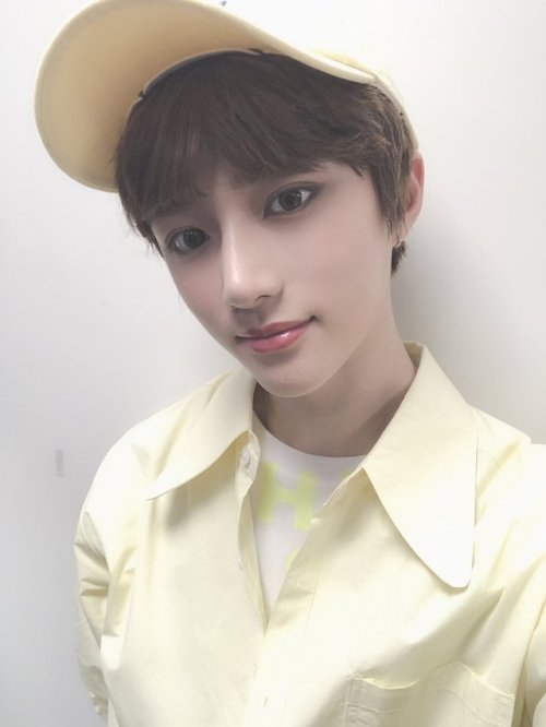 fyeahtxt:190329 Beomgyu’s Tweet오늘 뮤직뱅크도 무사히(?) 잘 끝났어요!!팬분들이 열심히 응원해준 덕분에 당황했지만 잘할 수 있었던 것 같아요 ㅎㅎ..벌써