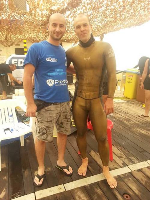 rubberknite:  Sure would love to be wearing his gold smoothskin wetsuit. 