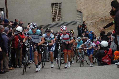 nynya:Tirreno - Adriatico 2013 st6 On the steepest pitches there were many riders on foot on the cli