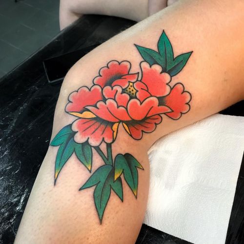 Peônia feita no freehand na lateral do joelho da @amandagodoys  Muito obrigado! Tatuagem feita