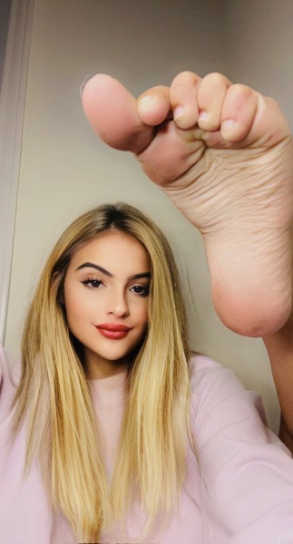 lovetotasteher420:feetseekah:Chloe💞💞💞💞💞👃👅👣