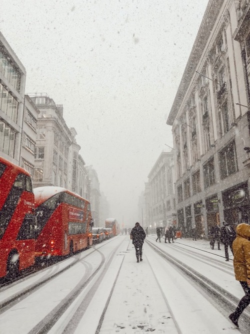 strangerthingsstyle:  a winter wonderland in Oxford Street today ✵