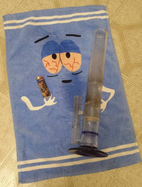 stoneressentials:  CLICK>>StonerEssentials.com Online Shop for Stoner Gifts, Accessories, Gadgets, and other Dank 420 Lifestyle Merch, Bongs and other Smoke Accessories  Lol