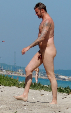 DESNUDOS EN LA PLAYA