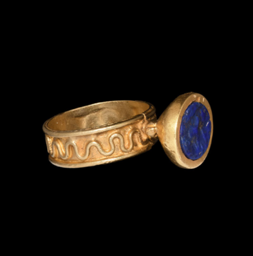 Sasanian gold ring with a lapis lazuli intaglio, dated to the 6th century CE. The intaglio depicts a