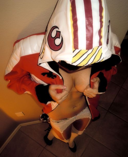 geekyloves:  Submit your Sexy Geek Pics here. 