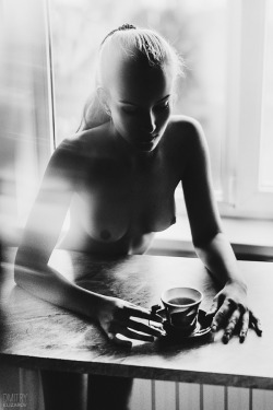 regarderlesfilles:  dmitryelizarov:  Coffee in the kitchen   More on Regarder les filles 