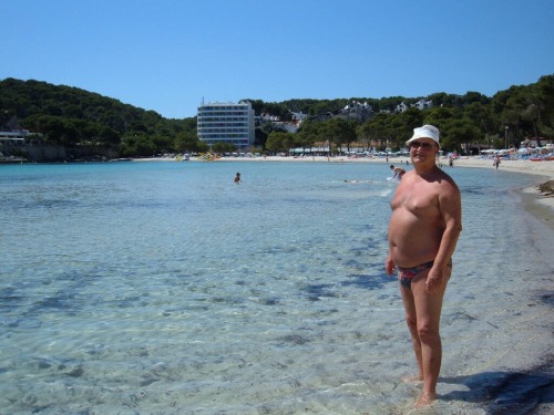 skinnyfatboy: sunga31: Beach ☀️ daddy Love this sexy Grandpa!!