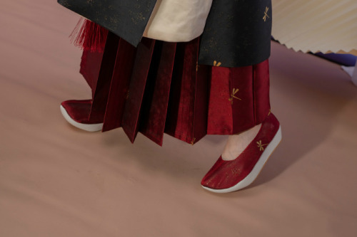 hanfugallery:traditional shoes for chinese hanfu by 步月歌The red shoes are a platform version of Gong 