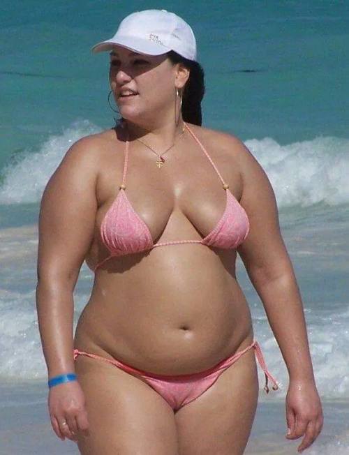 thickchicksnjunk2:  thenewbojay:bbw-lover-zone:  we love bbws    http://sizzlinghotbbw.yolasite.com/  Mmmmmm thick  Really hoping I see something like this on the beach this summer.