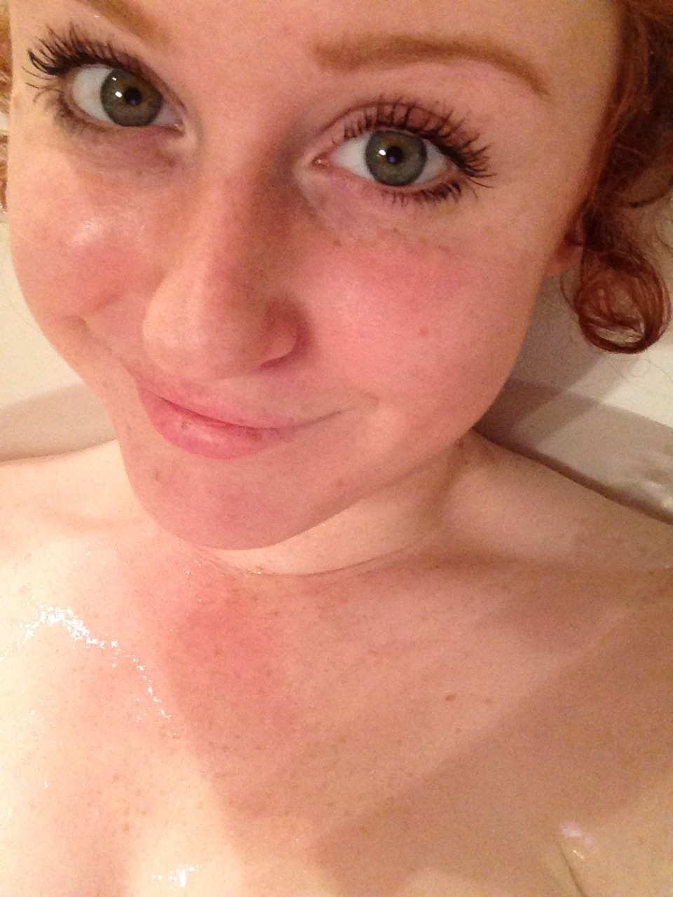 herdecievingsmile:  Bath time is the best time 😊