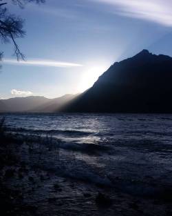 locura-y-realidad:Nada de retoques, sólo una simple captura. Afortunada de haber nacido en Bariloche y disfrutar siempre de estos paisajes ♡  (en Lago Gutierrez, Bariloche)
