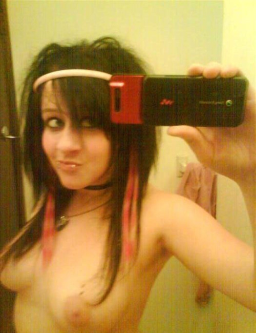 checkoutdischick:  :P follow me and date me 